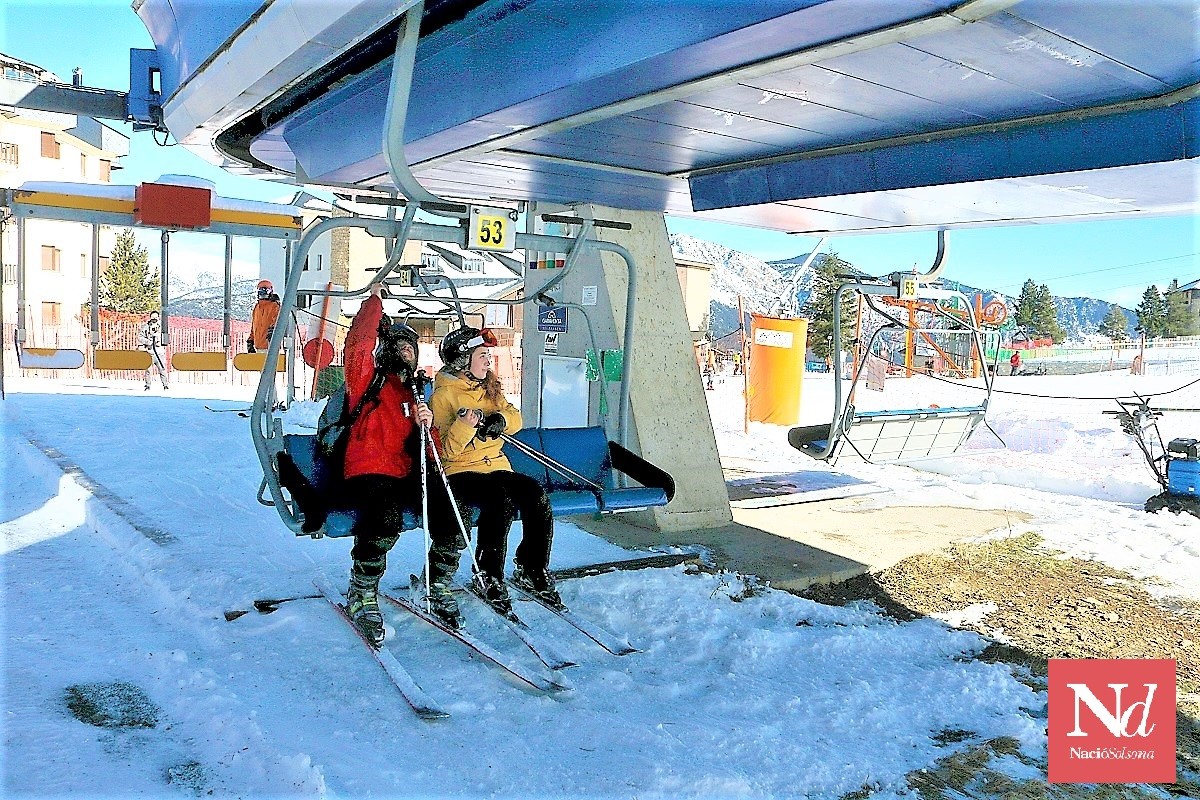 Dos esquiadors agafant el telecadira al Port del Comte