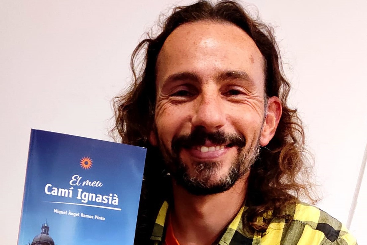 Miquel Àngel Ramos Pinto amb el seu llibre