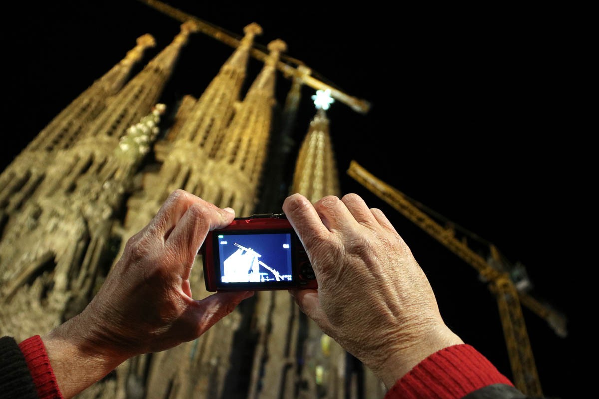 La Sagrada Família en el moment d' il·luminar l'estrella de la torre de la Mare de Déu