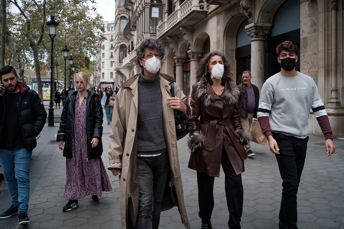 Ciutadans amb mascareta al centre de Barcelona.
