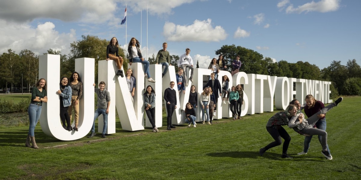 El gener de 2020, la Universitat pública de Twente va esdevenir la primera als Països Baixos en adoptar l'anglès com a llengua oficial de treball per 'formar ciutadans globals'. El neerlandès només es permet de manera informal.