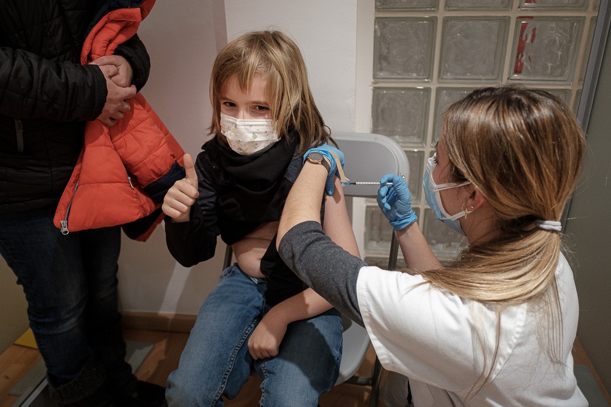 En Ferran, de 10 anys,  de vacunació infantil a Osona