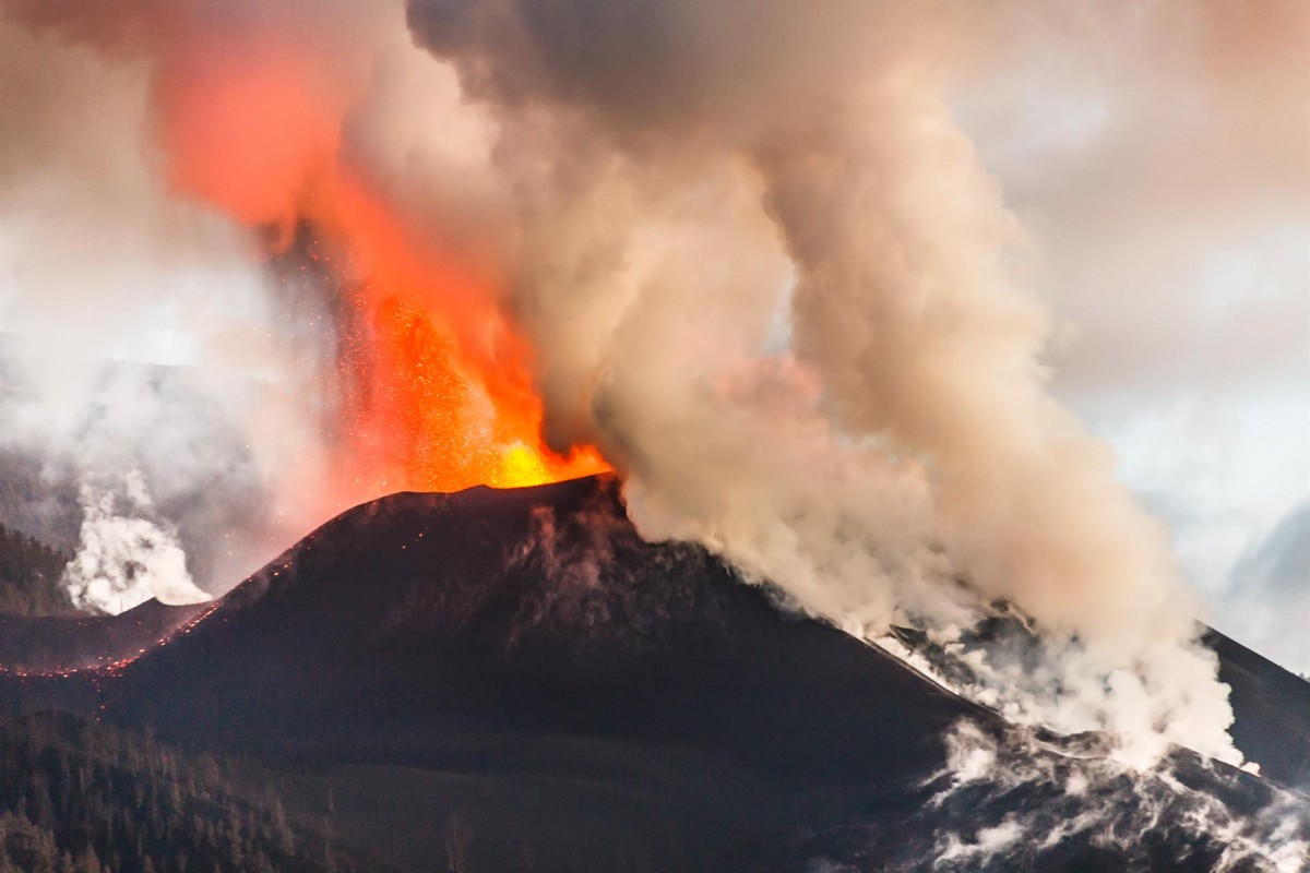 El volcà en erupció, fa un mes