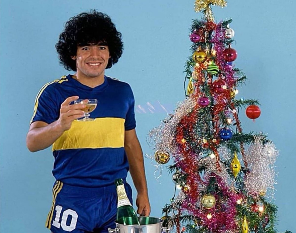Diego Armando Maradona, felicitant les festes nadalenques amb la samarreta de Boca Juniors