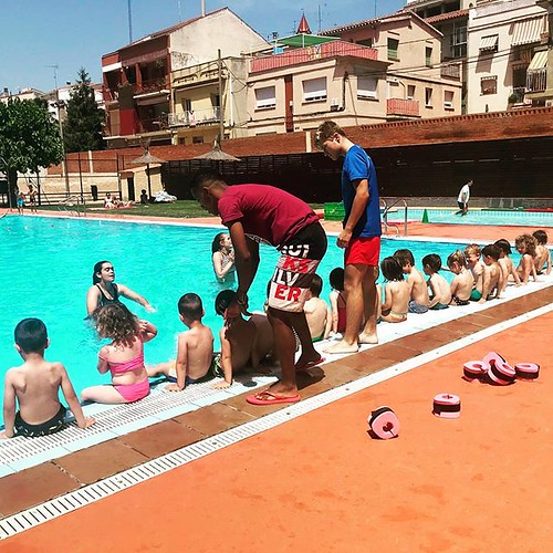 Avui ha començat l’#estiuviu i no hi ha res millor que la #piscina municipal per fer passar la #calor practicant la #natació #Gelida #Penedès