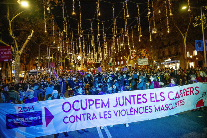 Milers de persones es manifesten en les marxes del 25-N per denunciar la violència contra les dones