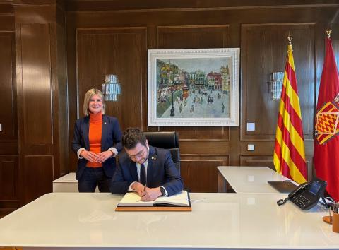 El president de la Generalitat, Pere Aragonès, signa el Llibre d'Honor de la Diputació
