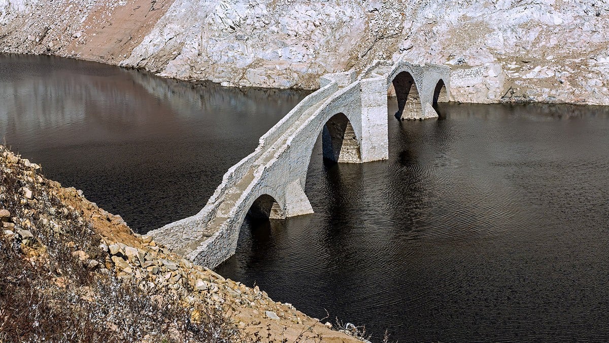 El pont del Querós de Susqueda ha emergit per primera vegada en 15 anys