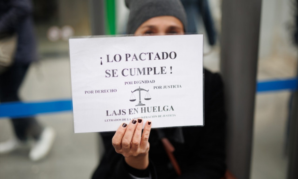 La justícia continua bloquejada per la vaga de lletrats, que demanen un increment salarial de 1.100 euros al mes