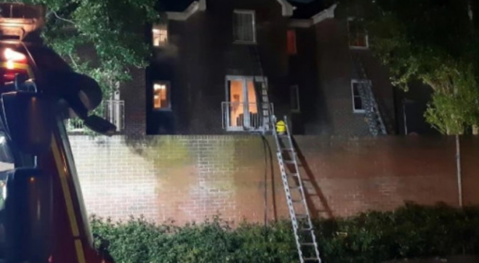 Un pare llança les filles de 7 i 4 anys per la finestra per salvar-les d'un incendi