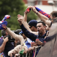 [FOTOGRAFIES I VÍDEOS] Els carrers, plens de gom a gom per a celebrar les lligues del Barça