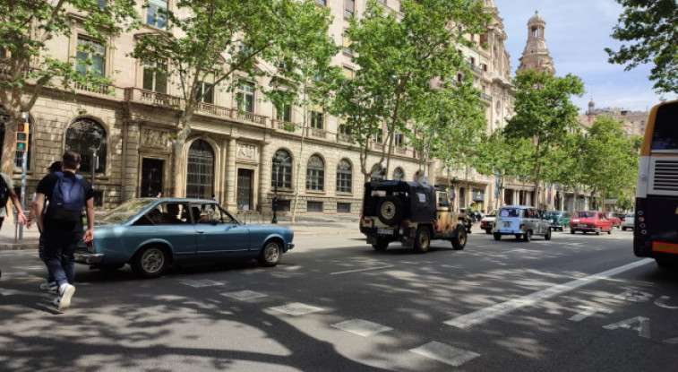 Desenes de cotxes clàssics es manifesten a Barcelona: exigeixen una política climàtica inclusiva i no sectària