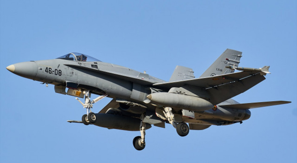 Un avió F-18 s'estrella durant una exhibició a Saragossa i el pilot aconsegueix executar-se