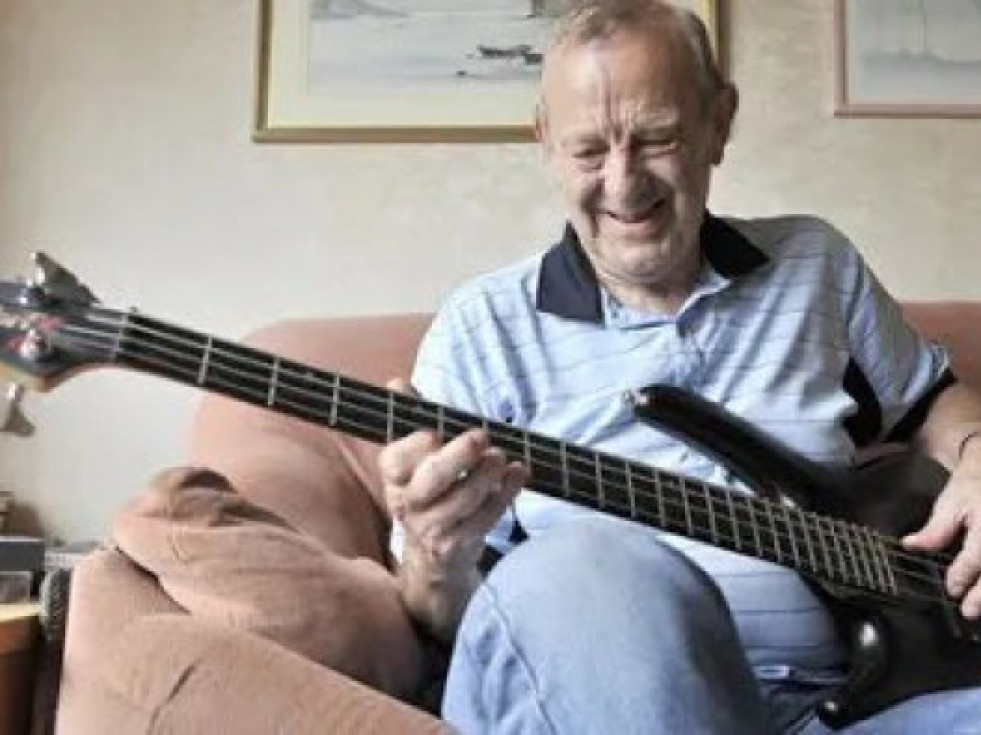 Mor Chas Newby, el baixista que va formar part de The Beatles