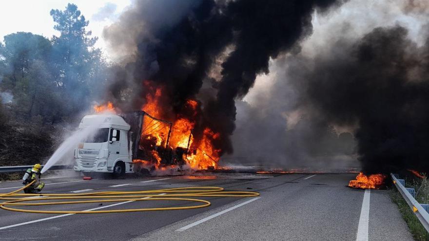 Un camió carregat amb mercaderies perilloses s&#039;incendia a l&#039;AP-7 a Vilobí d&#039;Onyar