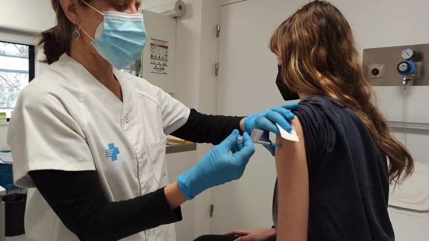 Hipra inicia l’assaig de la vacuna en adolescents amb la participació del Trueta