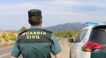 EuropaPress 4578187 agente guardia civil junto vehiculo carretera foto archivo