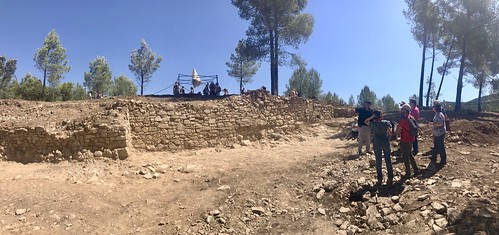 Descobrint l’#excavació del #jaciment del Pujol d’en Figueres o del Cocodril amb el #Castell de #Subirats al fons @TSubirats #Arqueologia #Subirats #CapitaldelsVinya #Penedès - 2-6-19