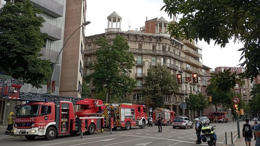 Incendi al terrat d&#039;un edifici del centre de Girona