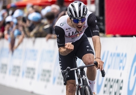 Juan Ayuso celebra su victoria en la quinta etapa de la Vuelta a Suiza