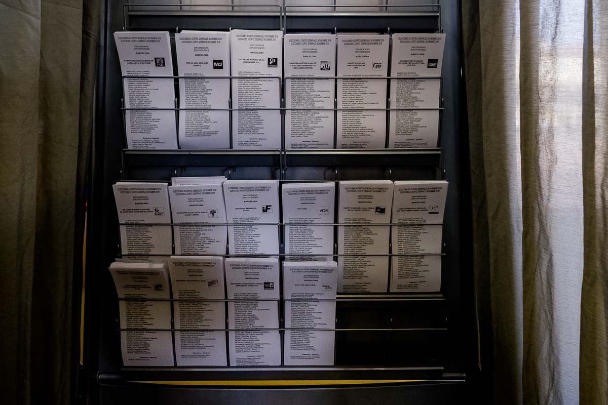 Una cabina de vot amb les paperetes de tots els partits, a les eleccions espanyoles del 2019