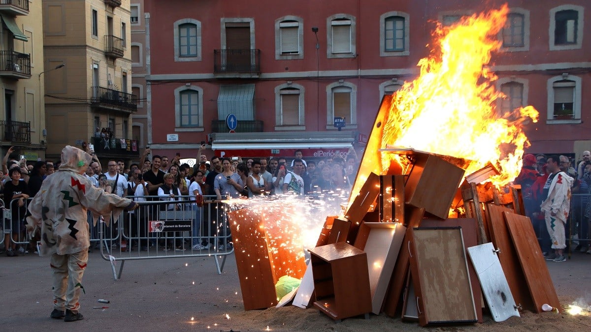 Encesa de la foguera de Sant Joan a la Barceloneta