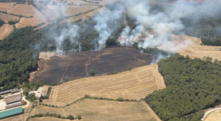 Investiguen les causes d'un incendi a Vilademuls (Girona) que ha cremat 8,7 hectàrees