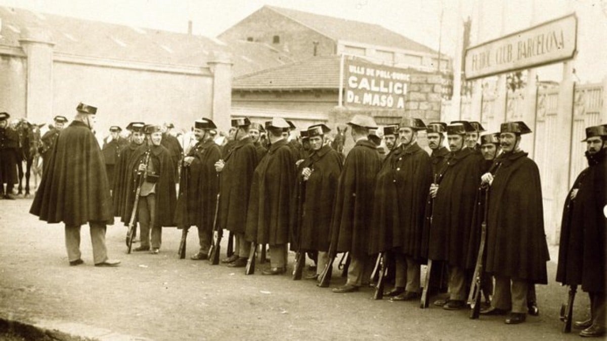 La Guàrdia Civil a les portes de l’estadi de les Corts, clausurat per la dictadura el 1925