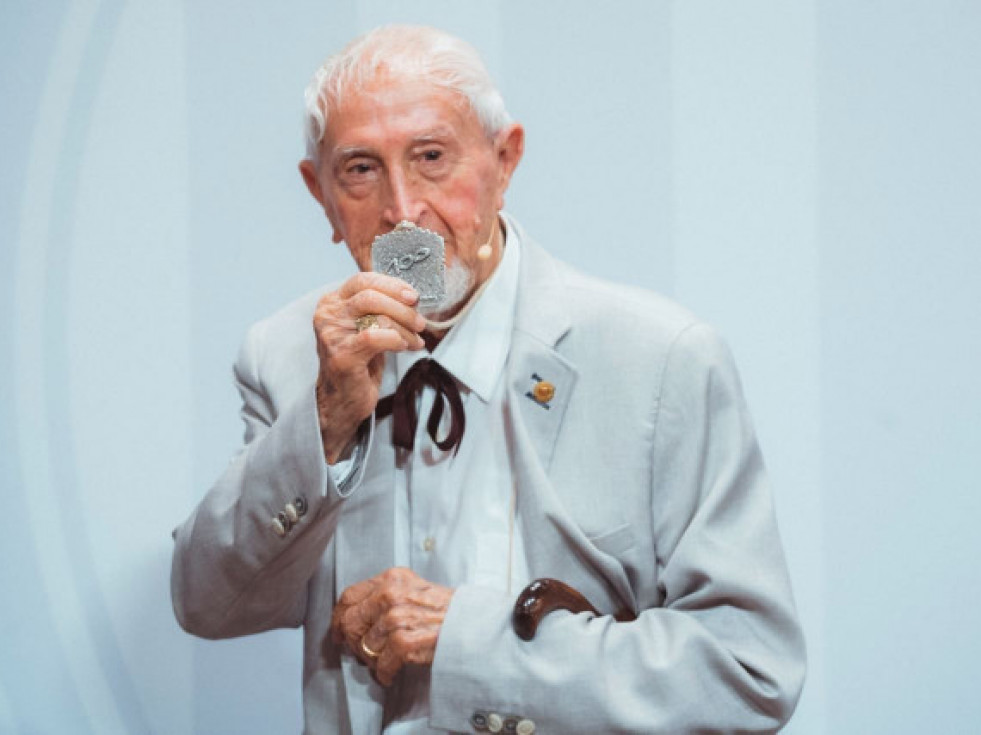 Josep Vallverdú, escriptor centenari, rep la Medalla commemorativa de la Generalitat