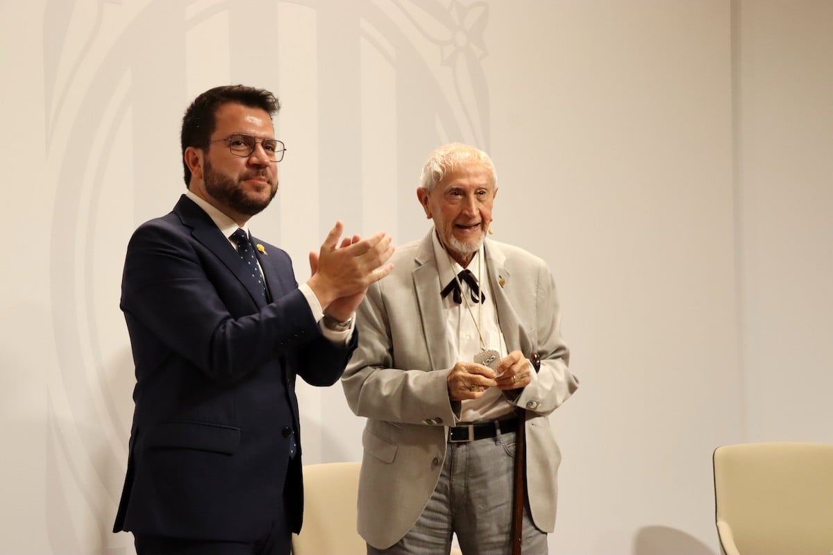 Aragonès entrega la medalla centenària a Vallverdú
