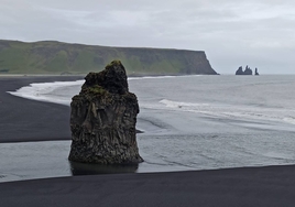 Playa de Reynisfjara, en Islandia. Al fondo los islotes Reynisdrangar
