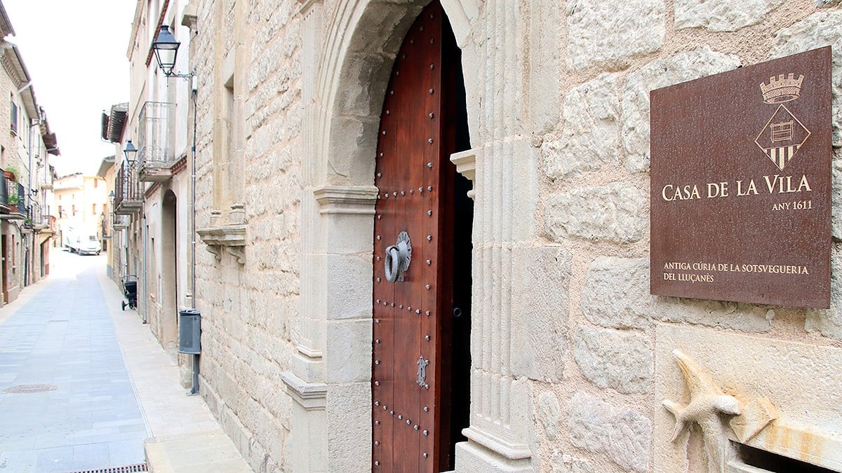 Una placa recordant la capitalitat de la sotsvegueria de la vegueria del Lluçanès regeix a l'entrada de l'Ajuntament de Sant Feliu Sasserra.