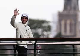 Carlos Alcaraz saluda al público del All England Club tras vencer Wimbledon