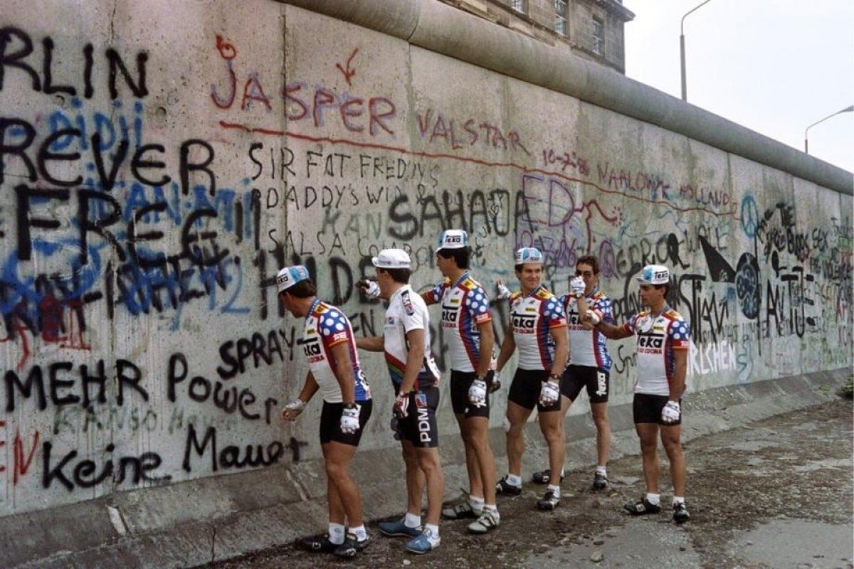 Diversos corredors de l’equip espanyol Teka, en companyia de Pedro Delgado, del PDM, als peus del mur de Berlín abans de l’inici del Tour de 1987