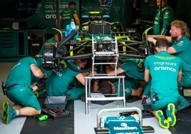 Mecánicos de Aston Martin trabajan en el monoplaza de Alonso en el GP de Hungría