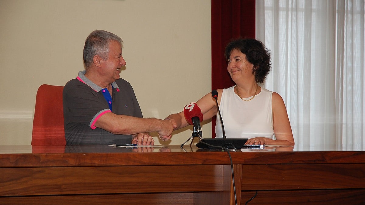 L'alcalde de Tona Lluís Ges (Aixequem) i la republicana Judit Sardà formalitzen l'acord de govern amb una encaixada de mans.