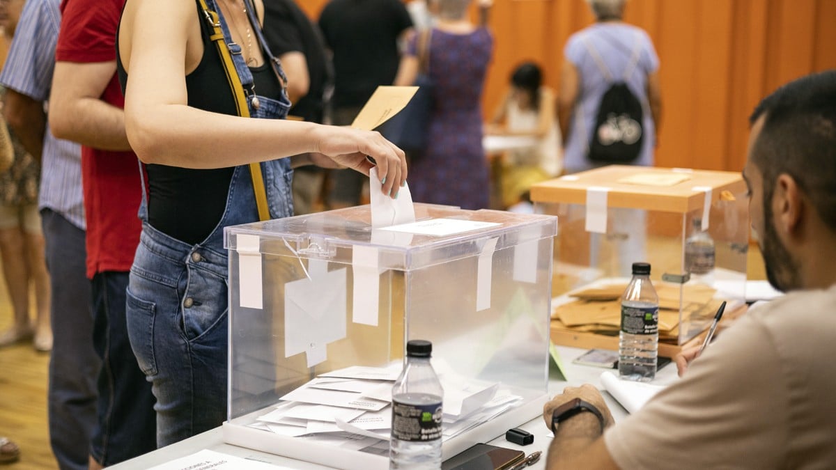 Un elector diposita el seu vot a un col·legi de Barcelona