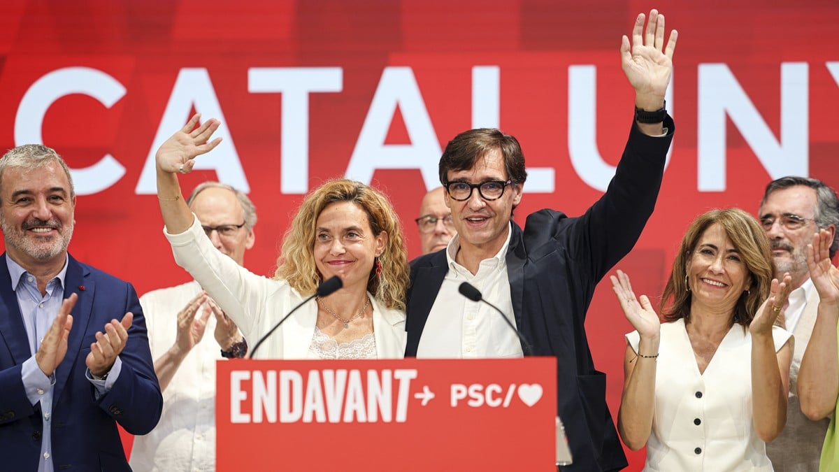 El primer secretari del PSC, Salvador Illa, amb la cap de llista al Congrés per Barcelona, Meritxell Batet, celebrant la victòria electoral del partit a Catalunya 
