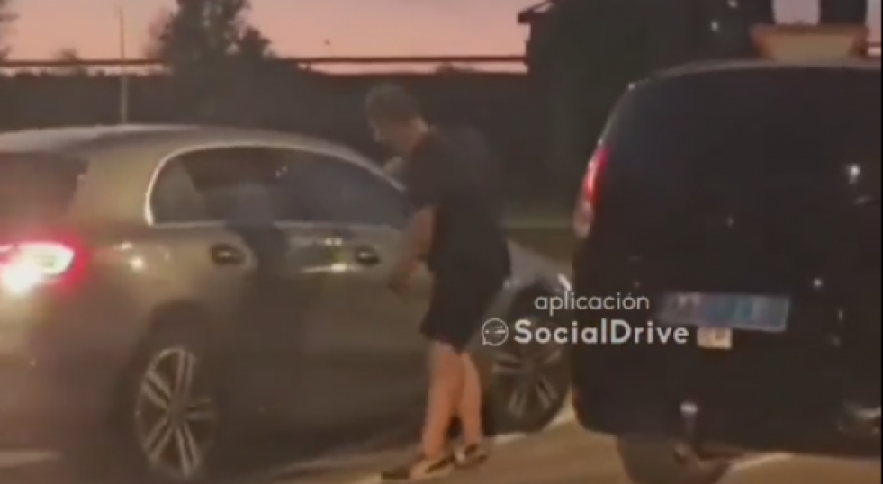 VÍDEO: Un taxista dóna cops de puny a un cotxe després d'una baralla a Vilafranca del Penedès