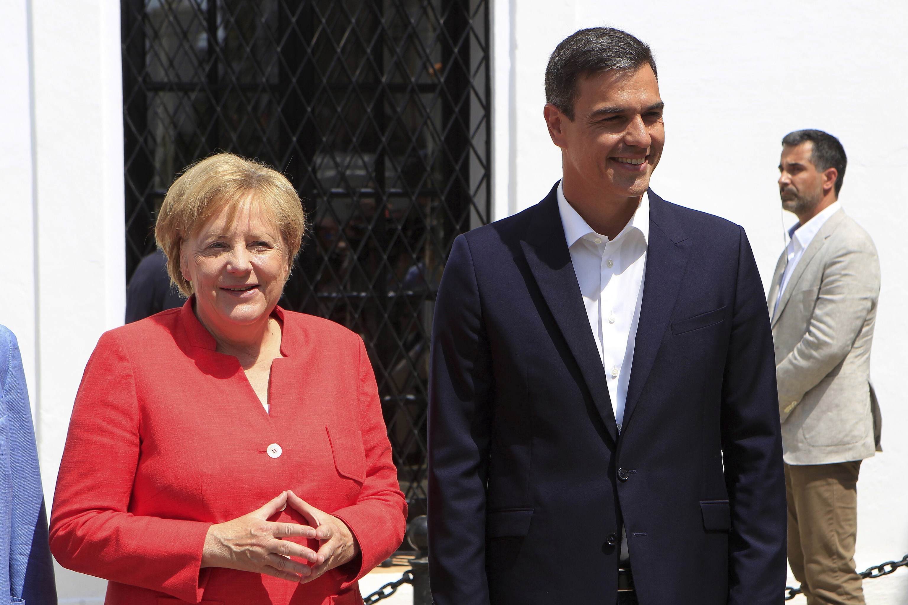 Pedro Sánchez y la excanciller alemana, Angela Merkel, durante un encuentro en 2018, en Sanlúcar de Barrameda (Cádiz)