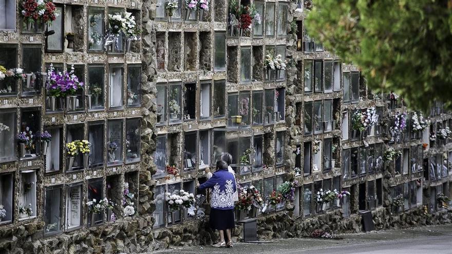 Profanen 162 tombes per endur-se joies i or al cementiri de Montjuïc de Barcelona