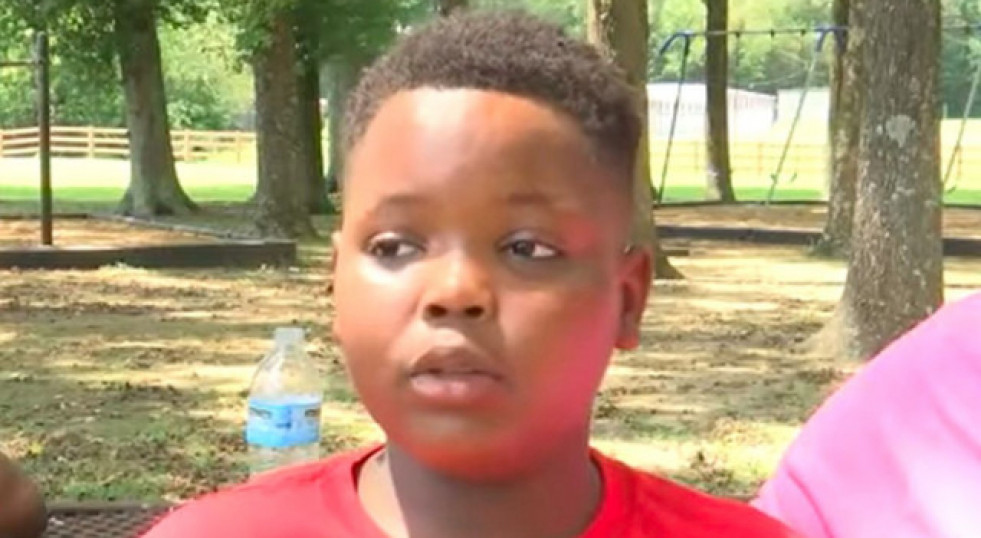 Un nen de 10 anys plora després de ser detingut per orinar darrere del cotxe de la seva mare