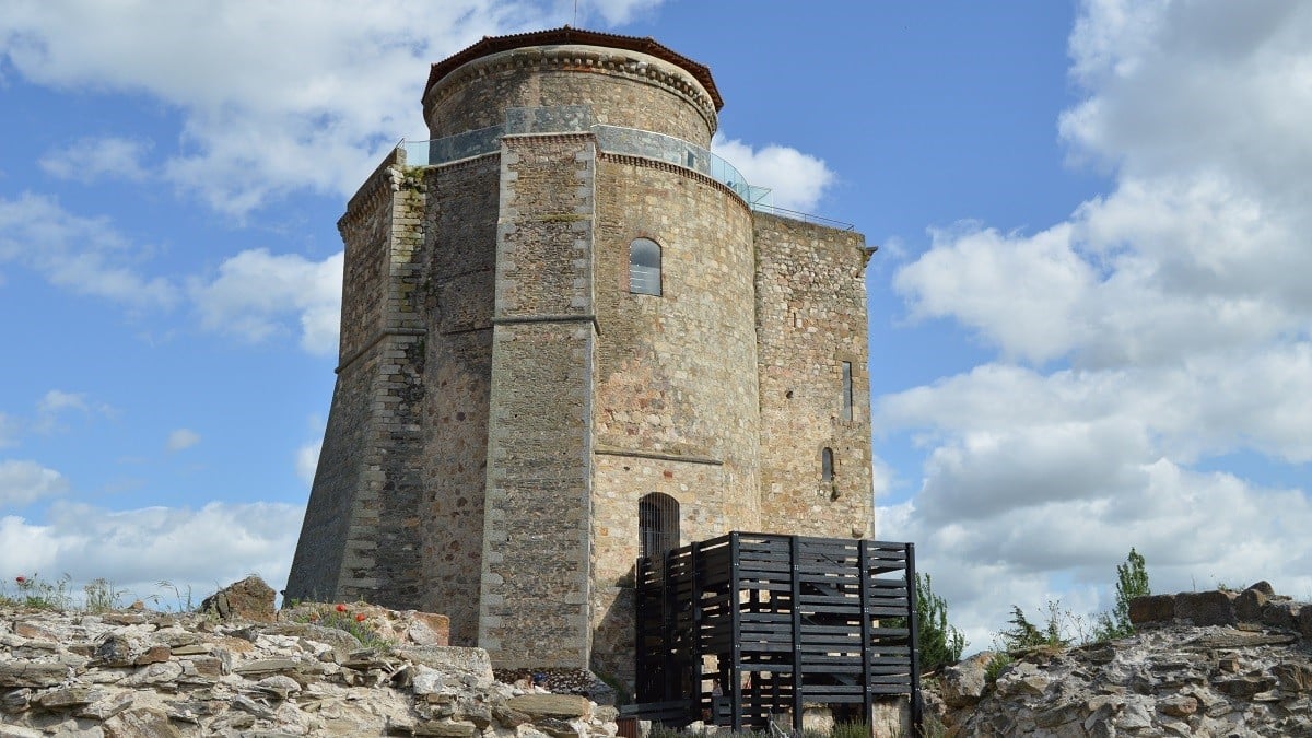 La torre d'Alba de Tormes, protagonista de la disputa entre PP i Vox per la bandera espanyola